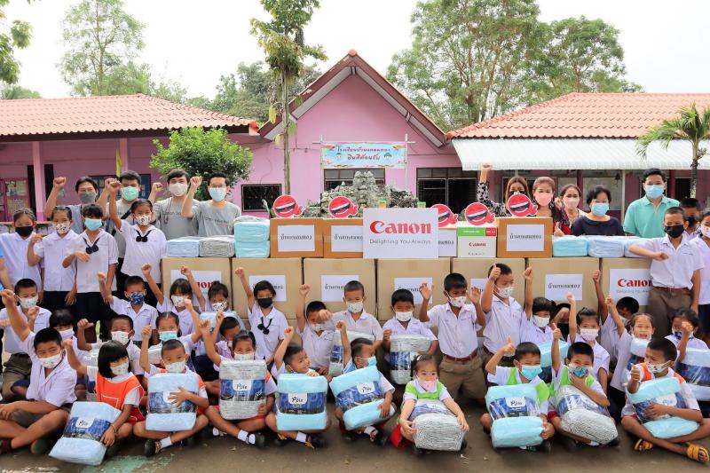 แคนนอน จัดคาราวานมอบไออุ่นสู่น้องๆ บนดอยหนาว ปีที่ 3 บริจาคผ้าห่ม 1000 ผืนแก่เด็ก 5 โรงเรียนในกาญจนบุรี 