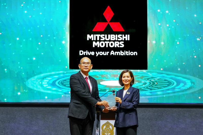 บริษัท มิตซูบิชิ มอเตอรัส (ประเทศ MITSUBISHI MOTORS Drive your Ambiti มิตซูบิซิ มอเตอร์ส ประเทศ...มิตซูบิชิ มอเตอร์ส ประเทศไทย รับโล่รางวัลจากกระทรวงศึกษาธิการ มุ่งสนับสนุนการศึกษารถยนต์ไฟฟ้า