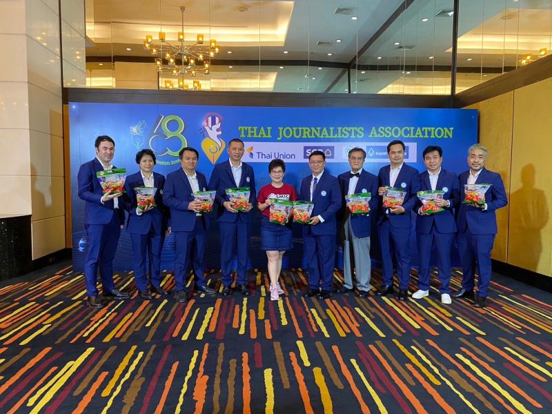 วอชิงตันแอปเปิลคอมมิชชั่นประจำประเทศไทย นำแอปเปิลสายพันธุ์ใหม่ Cosmic Crisp® ร่วมแสดงความยินดีกับสมาคมนักข่าวแห่งประเทศไทย  ในโอกาสครบรอบ 68 ปี สมาคมนักข่าวนักหนังสือพิมพ์ฯ