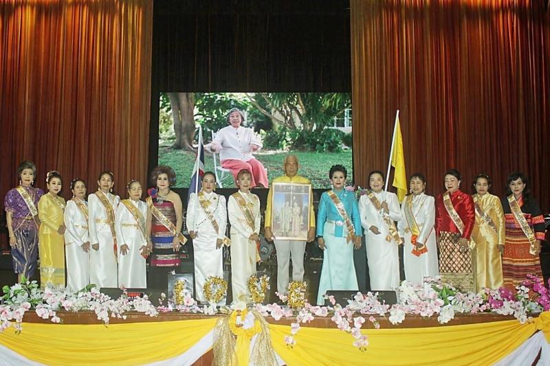 พูลสวัสดิ์ สิงห์ดง นักร้องรับเชิญกิตติมศักดิ์นำทีมสมาคมสตรีไทยสากล จ.น่าน ร้องเพลงเทิดพระเกียรติ