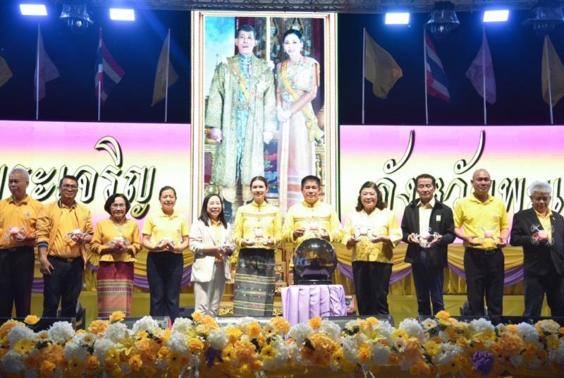 รมว.เกษตรฯ เป็นประธานเปิดงานการแสดงบินโดรนเฉลิมพระเกียรติพระบาทสมเด็จพระเจ้าอยู่หัว เนื่องในโอกาสพระราชพิธีมหามงคลเฉลิมพระชนมพรรษา 6 รอบ 28 กรกฎาคม 2567ในงานประเพณีแห่เทียนพรรษา ณ จังหวัดพะเยา