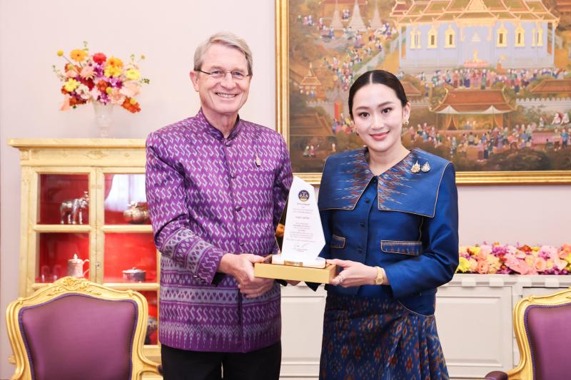 ดร.ฮาราลด์ ลิงค์ ประธาน บี.กริม รับโล่ประกาศเกียรติคุณเป็น “ค่าของแผ่นดิน” ปี 2566 ตอกย้ำวิสัยทัศน์ในการดำเนินธุรกิจด้วยความโอบอ้อมอารี มุ่งสร้างประโยชน์ให้สังคม-ประเทศชาติในทุกมิติ ดร.ฮาราลด์ ลิงค์ ประธาน บี.กริม รับโล่ประกาศเกียรติคุณเป็น “ค่าของแผ่นดิน” ปี 2566 ตอกย้ำวิสัยทัศน์ในการดำเนินธุรกิจด้วยความโอบอ้อมอารี มุ่งสร้างประโยชน์ให้สังคม-ประเทศชาติในทุกมิติ