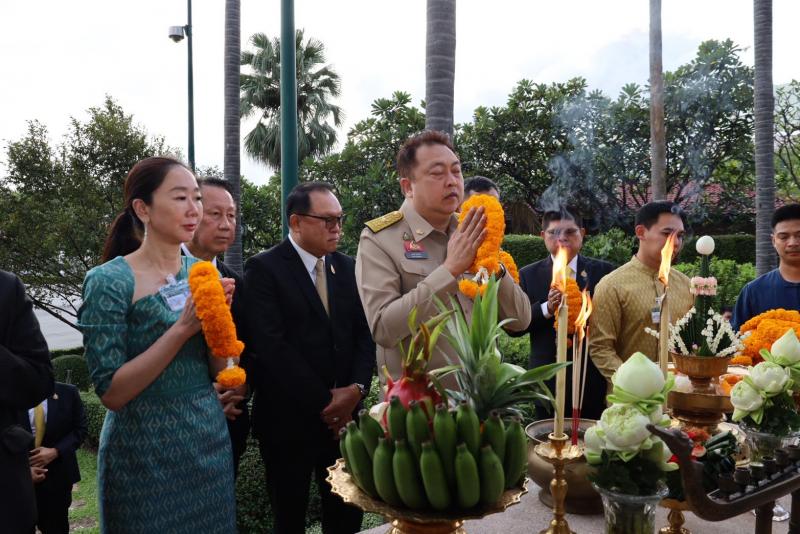 รองนายกฯ สุชาติ สักการะสิ่งศักดิ์สิทธิ์ประจำทำเนียบรัฐบาล เพื่อความเป็นสิริมงคล ก่อนเข้าเริ่มปฏิบัติงานในตำแหน่งรองนายกรัฐมนตรี