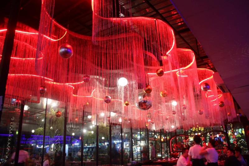 ร้านอาหาร พหลวิว หนึ่งเดียวบนถนนเทพรักษ์ตัดใหม่ ย่านบางเขน ที่เอาใจนักท่องเที่ยว พลบค่ำยามราตรีกับแนวเพลงยุค 90