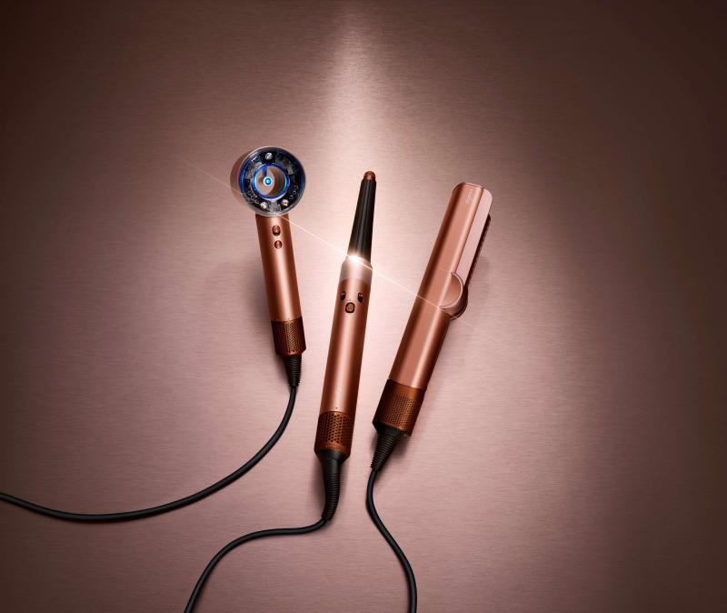 Dyson สีใหม่ Amber Silk ผสาน 3 สี เบอร์กันดี ทองแดง และชมพูแชมเปญ มาในสัมผัสเมทัลลิคเรียบหรู พร้อมเป็นของขวัญช่วงเทศกาลปลายปีนี้
