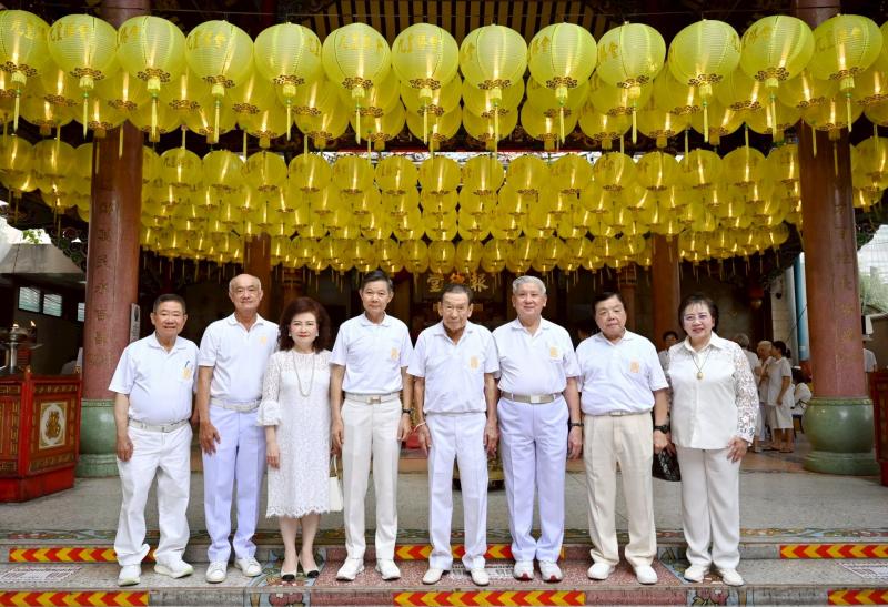 มูลนิธิป่อเต็กตึ๊ง จัดพิธีอัญเชิญกิ้วอ๊วงฮุกโจว เปิดมณฑลพิธีภายในศาลเจ้าไต้ฮงกง เนื่องในงานเทศกาลกินเจ ประจำปี 2568 พร้อมจัดบริการอาหารเจแก่สาธุชนฟรี ตั้งแต่วันนี้  - 29 ตุลาคม 2568 ณ มูลนิธิป่อเต็กตึ๊ง พลับพลาไชย กรุงเทพฯ