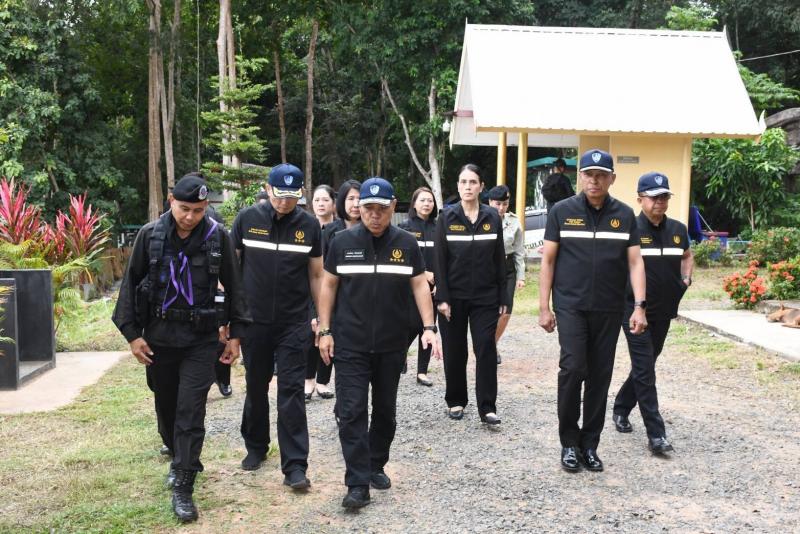 พลเอก กานต์นาท  นิกรยานนท์ ผู้อำนวยการองค์การสงเคราะห์ทหารผ่านศึก พร้อมคณะ เยี่ยมเยียน มอบสิ่งของบำรุงขวัญให้แก่ทหาร ณ ฐานปฏิบัติการช่องอานม้า อำเภอน้ำยืน จังหวัดอุบลราชธานี 