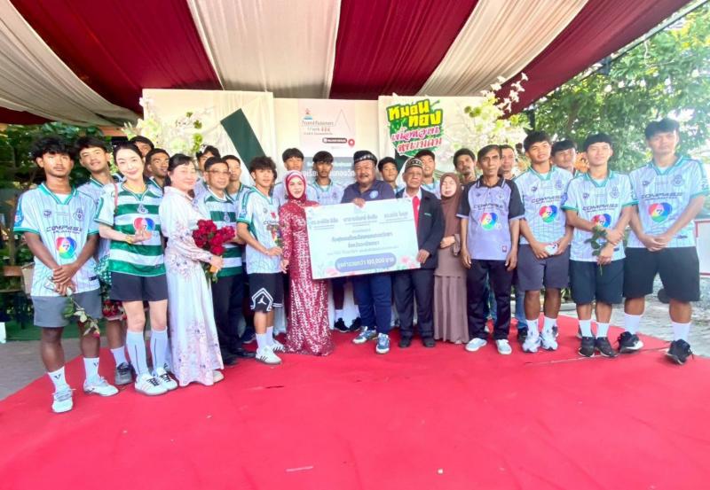 มาดาม”นันทวัน ซันฮีม” ผู้บริหาร สวนนันทวันปาร์ค 888 สปอนเซอร์และผู้สนับสนุนเปิดสวนต้อนรับนักเตะหมอนทองวิทยาพร้อมเลี้ยงอาหารชื่นมื่นถ้วนหน้า