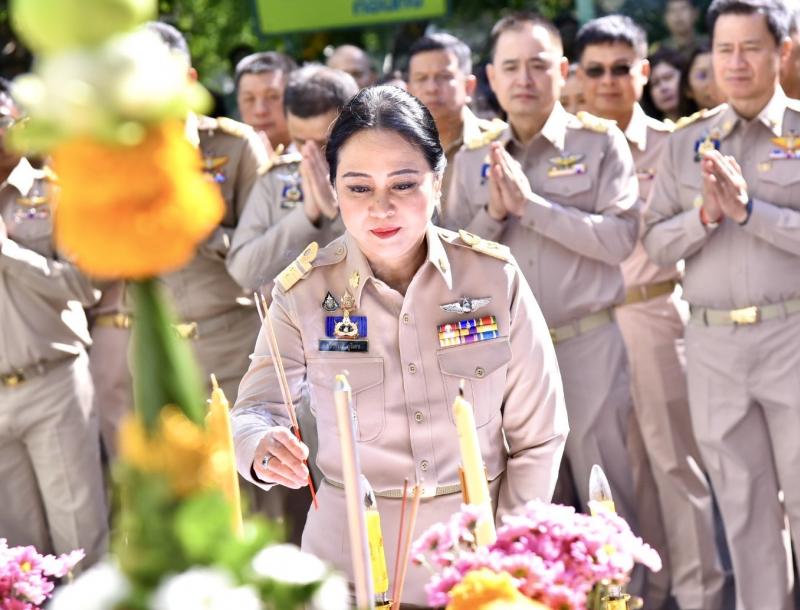 “ดร.รวีวรรณ” เข้ารับตำแหน่ง ปลัด ทส. วันแรก สักการะสิ่งศักดิ์สิทธิ์ ผู้บริหาร - เจ้าหน้าที่ต้อนรับอบอุ่น ย้ำหลักการทำงาน “โปร่งใส เป็นธรรม ใช้ข้อมูลเชิงประจักษ์ คำนึงถึงประชาชนเป็นสำคัญ”