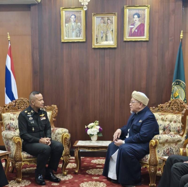 แม่ทัพภาคที่  4 เข้าเยี่ยมคารวะท่านจุฬาราชมนตรี  พร้อมหารือแนวทางความร่วมมือสนับสนุนกิจกรรม