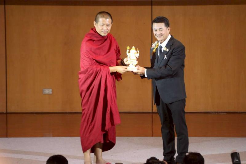 รางวัลแห่งความดี! พระอาจารย์เอกธนัช อริยธัมโม รับเกียรติบัตรนพเก้าดาวมงกุฏเพชร 2569