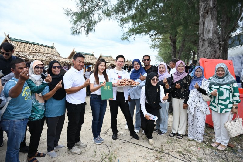 “ยศชนัน” เยี่ยมชมนิทรรศการผลิตภัณฑ์จากงานวิจัยและนวัตกรรมของชุมชนชายฝั่ง เพื่อการอนุรักษ์ทรัพยากร ระบบนิเวศและความยั่งยืน